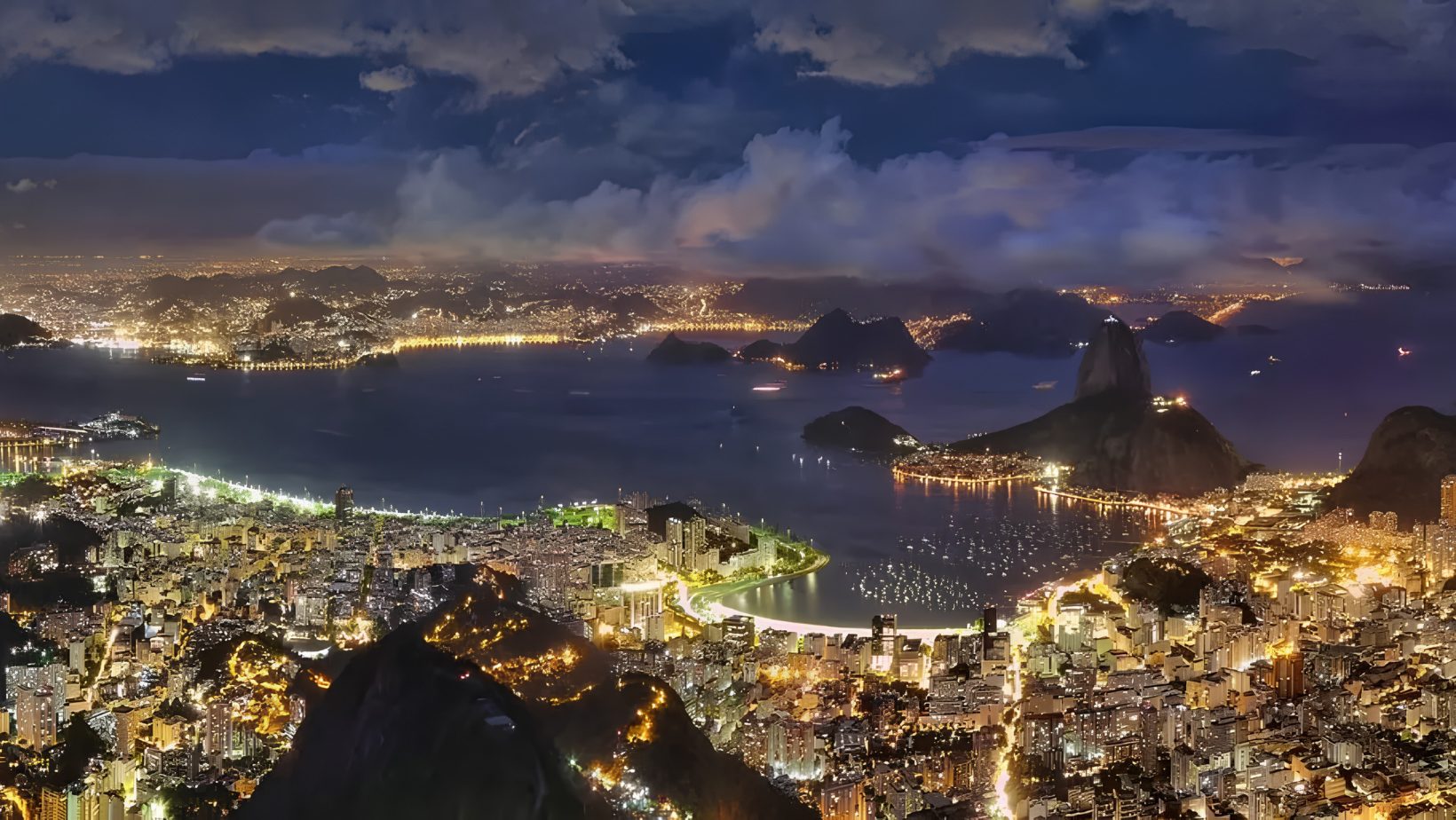 Vista noturna da Baía de Guanabara e do Pão de Açúcar, Rio de Janeiro